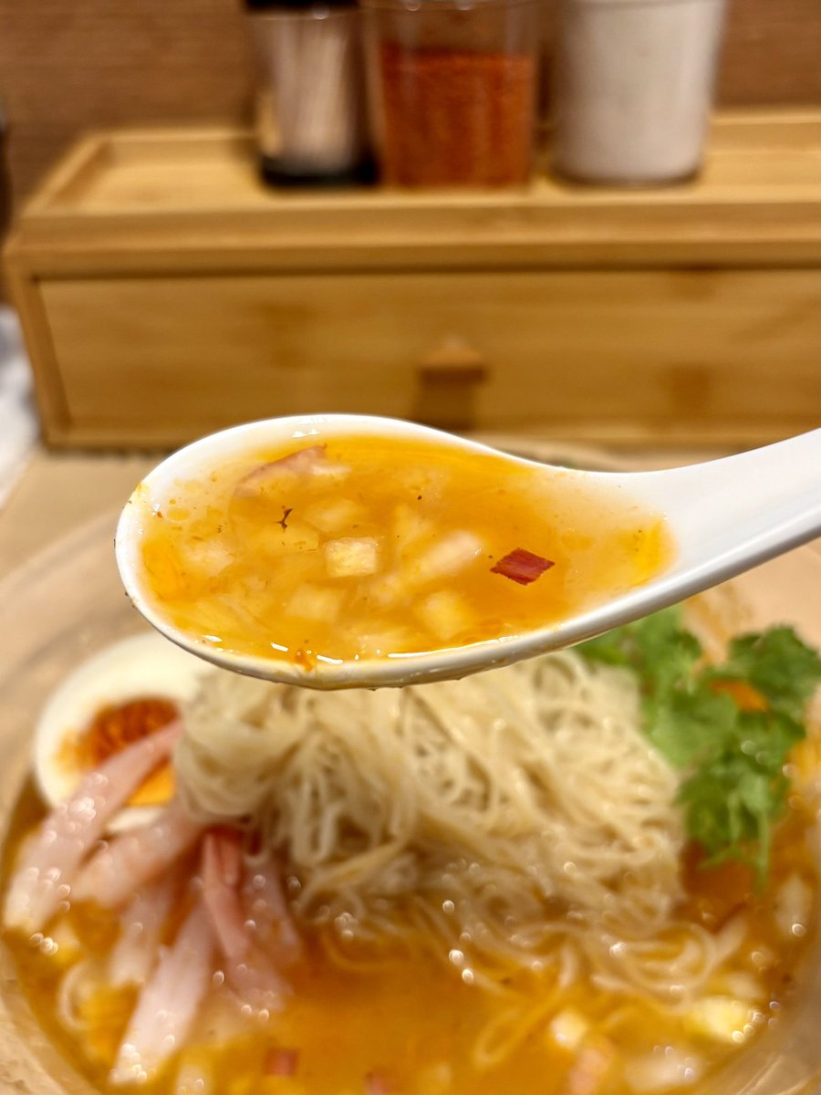 runnerDaibar's tweet photo. 「トムヤムクンの冷やしが新登場‼️ パクチー🌿好きにはぶっ刺さるわ😱✨」

麺屋M／阪東橋

新作限定⭐️
冷製甘エビとトムヤムクンそば+味玉

冷え冷えとトムヤムクンスープ
酸味もあり暑い日にぴったり😋

パクチーがベストマッチ🌿
シコシコの細麺にパクチーを絡めて啜るともうアジアンの世界が広がる🍜

甘エビのお刺身も甘くてめちゃウマ❤️

大満足でご馳走さまでした🙏

昨日から限定一新、3種とも新作とは神だろ‼️
トムヤムクン🌿、地鶏🐓、コーン🌽あなたなら何食べる？

＃麺屋M ＃トムヤムクン ＃甘エビ ＃阪東橋 ＃横浜ラーメン