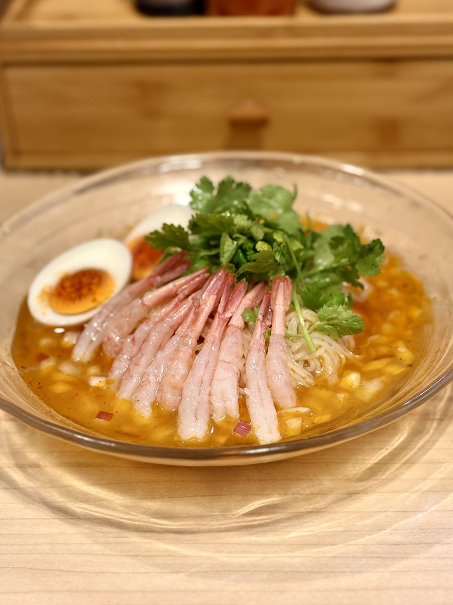 runnerDaibar's tweet photo. 「トムヤムクンの冷やしが新登場‼️ パクチー🌿好きにはぶっ刺さるわ😱✨」

麺屋M／阪東橋

新作限定⭐️
冷製甘エビとトムヤムクンそば+味玉

冷え冷えとトムヤムクンスープ
酸味もあり暑い日にぴったり😋

パクチーがベストマッチ🌿
シコシコの細麺にパクチーを絡めて啜るともうアジアンの世界が広がる🍜

甘エビのお刺身も甘くてめちゃウマ❤️

大満足でご馳走さまでした🙏

昨日から限定一新、3種とも新作とは神だろ‼️
トムヤムクン🌿、地鶏🐓、コーン🌽あなたなら何食べる？

＃麺屋M ＃トムヤムクン ＃甘エビ ＃阪東橋 ＃横浜ラーメン