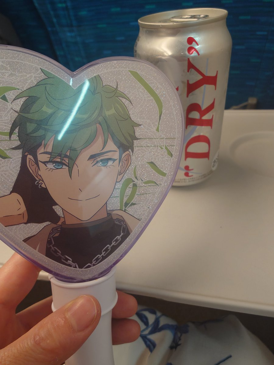 arawrkr1's tweet photo. 新幹線乗った！
隣のカップルの彼氏、フルーツジュースにR1なのに、私はスーパードラァァァイ笑 https://t.co/mDXWQsT7ky