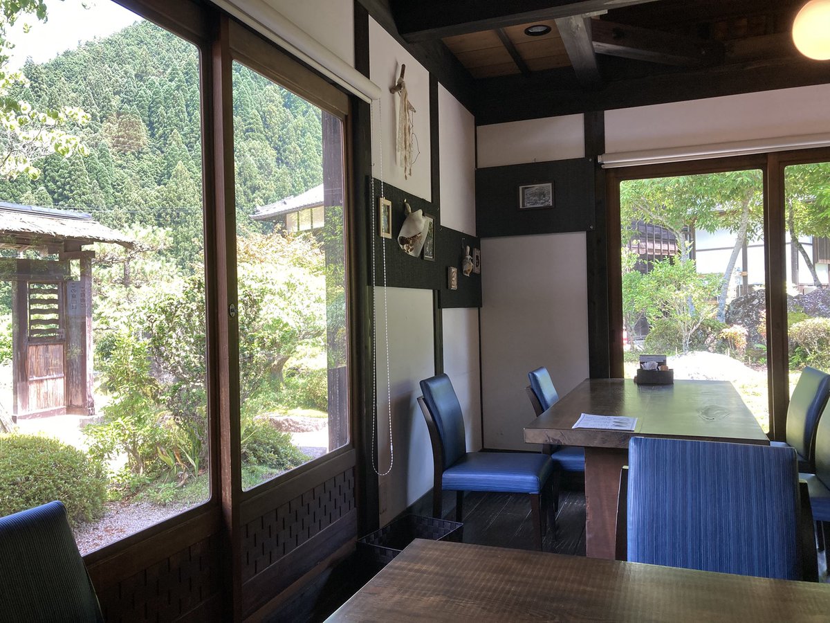 nattytomoe's tweet photo. ネパールカレー🇳🇵の楽趣味さんが近所で始めた間借りカレーに行ったら、カレー好きのやじぃ家族に遭遇。。
やっぱりいるよねー🤣
付け合わせのベジモモが絶品！！
ふつうは大体マトンやチキンのモモしか食べれないから、インドのチベタンベジキッチン以来のベジモモでした。大満足🙏

#ネパールカレー https://t.co/tAZlNQ3Tna