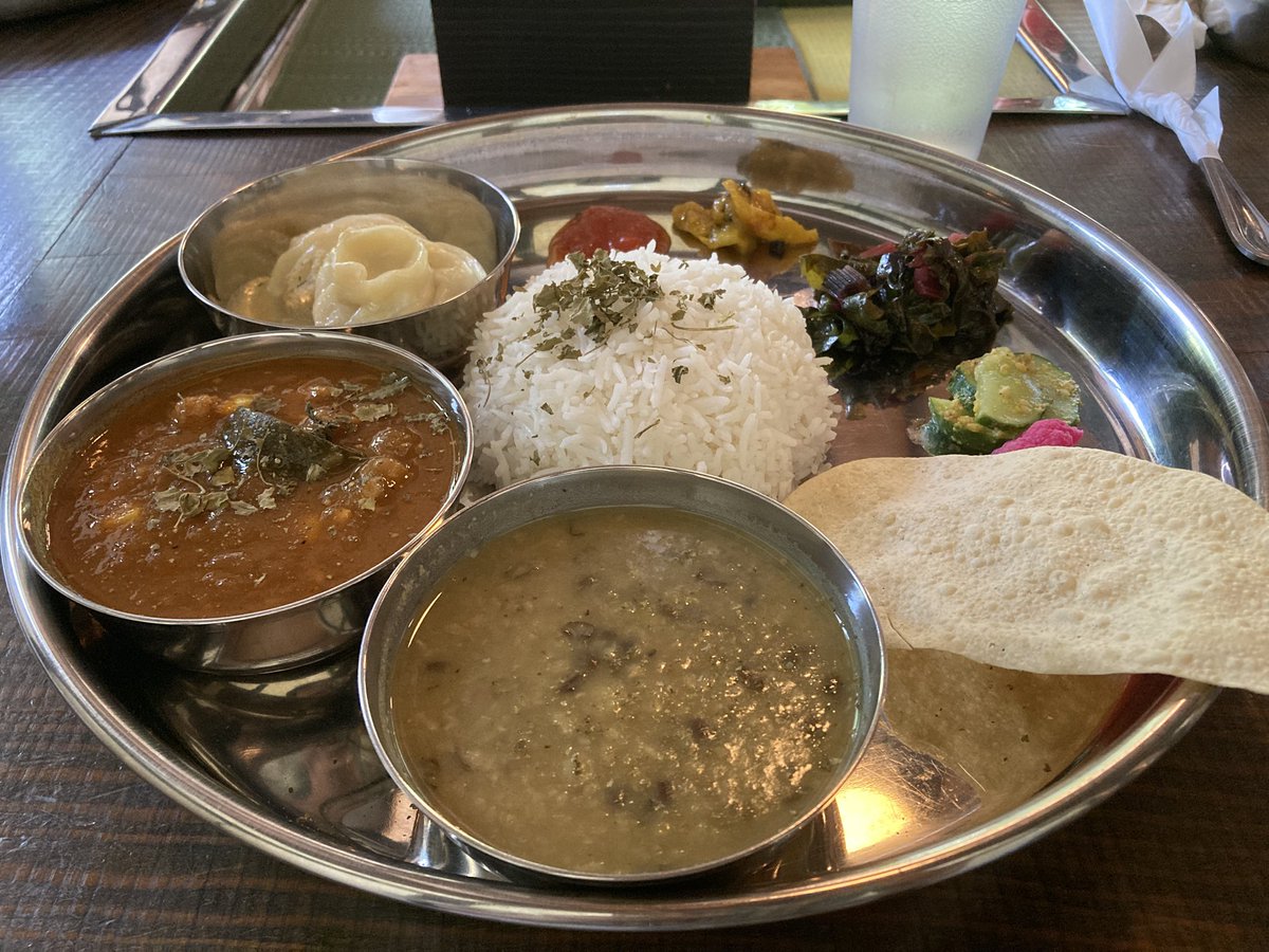 nattytomoe's tweet photo. ネパールカレー🇳🇵の楽趣味さんが近所で始めた間借りカレーに行ったら、カレー好きのやじぃ家族に遭遇。。
やっぱりいるよねー🤣
付け合わせのベジモモが絶品！！
ふつうは大体マトンやチキンのモモしか食べれないから、インドのチベタンベジキッチン以来のベジモモでした。大満足🙏

#ネパールカレー https://t.co/tAZlNQ3Tna