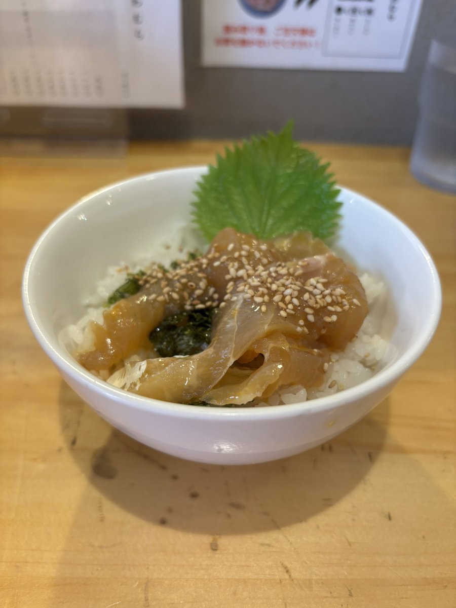 f__tdys's tweet photo. 今日のlunchは東急多摩川線（鵜の木）駅
すぐに店舗を構える（麺匠かわむら）さんに初訪問です。
本日頂いたのは
・数量限定の牡蠣そば
・全部のせそば
（チャーシュー・海苔・メンマ・味玉・
ワンタン）
・鯛飯
を注文です。
らーめんはとても繊細かつ旨味が
凝縮した完飲間違いなしの
出汁が効いたらーめんで
最高に美味しかったです。
😋😋😋✨
リピート確定です。