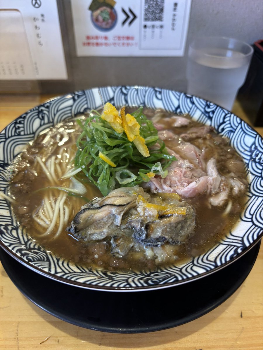 f__tdys's tweet photo. 今日のlunchは東急多摩川線（鵜の木）駅
すぐに店舗を構える（麺匠かわむら）さんに初訪問です。
本日頂いたのは
・数量限定の牡蠣そば
・全部のせそば
（チャーシュー・海苔・メンマ・味玉・
ワンタン）
・鯛飯
を注文です。
らーめんはとても繊細かつ旨味が
凝縮した完飲間違いなしの
出汁が効いたらーめんで
最高に美味しかったです。
😋😋😋✨
リピート確定です。