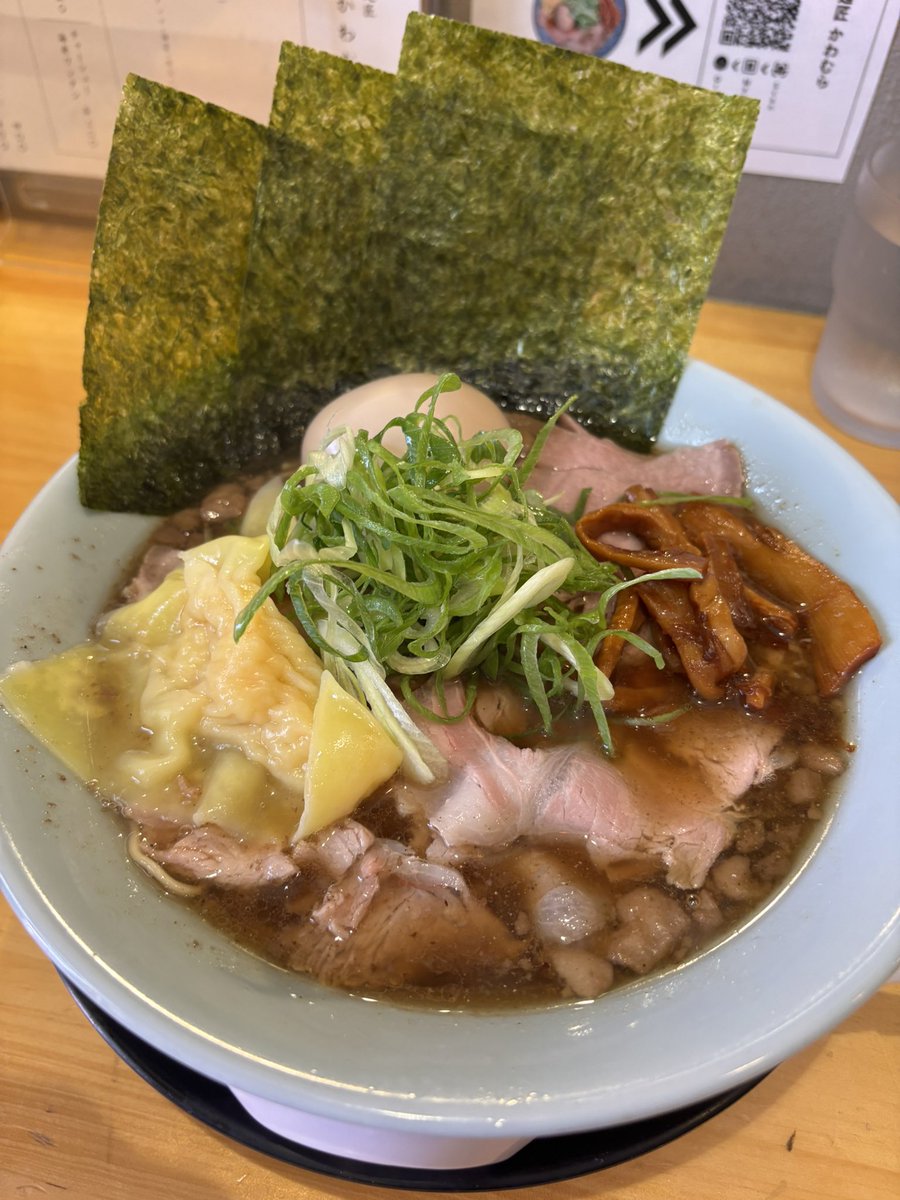 f__tdys's tweet photo. 今日のlunchは東急多摩川線（鵜の木）駅
すぐに店舗を構える（麺匠かわむら）さんに初訪問です。
本日頂いたのは
・数量限定の牡蠣そば
・全部のせそば
（チャーシュー・海苔・メンマ・味玉・
ワンタン）
・鯛飯
を注文です。
らーめんはとても繊細かつ旨味が
凝縮した完飲間違いなしの
出汁が効いたらーめんで
最高に美味しかったです。
😋😋😋✨
リピート確定です。
