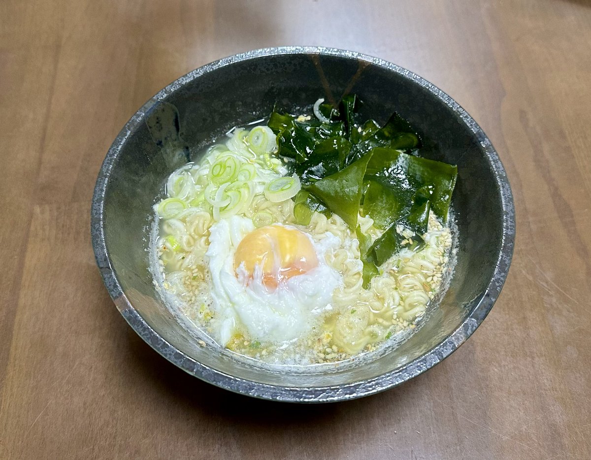 ryu_yu_kan's tweet photo. サッポロ一番塩ぜ🍜

#おうちごはん
#昼ごはん https://t.co/ZwvRx4ldOt