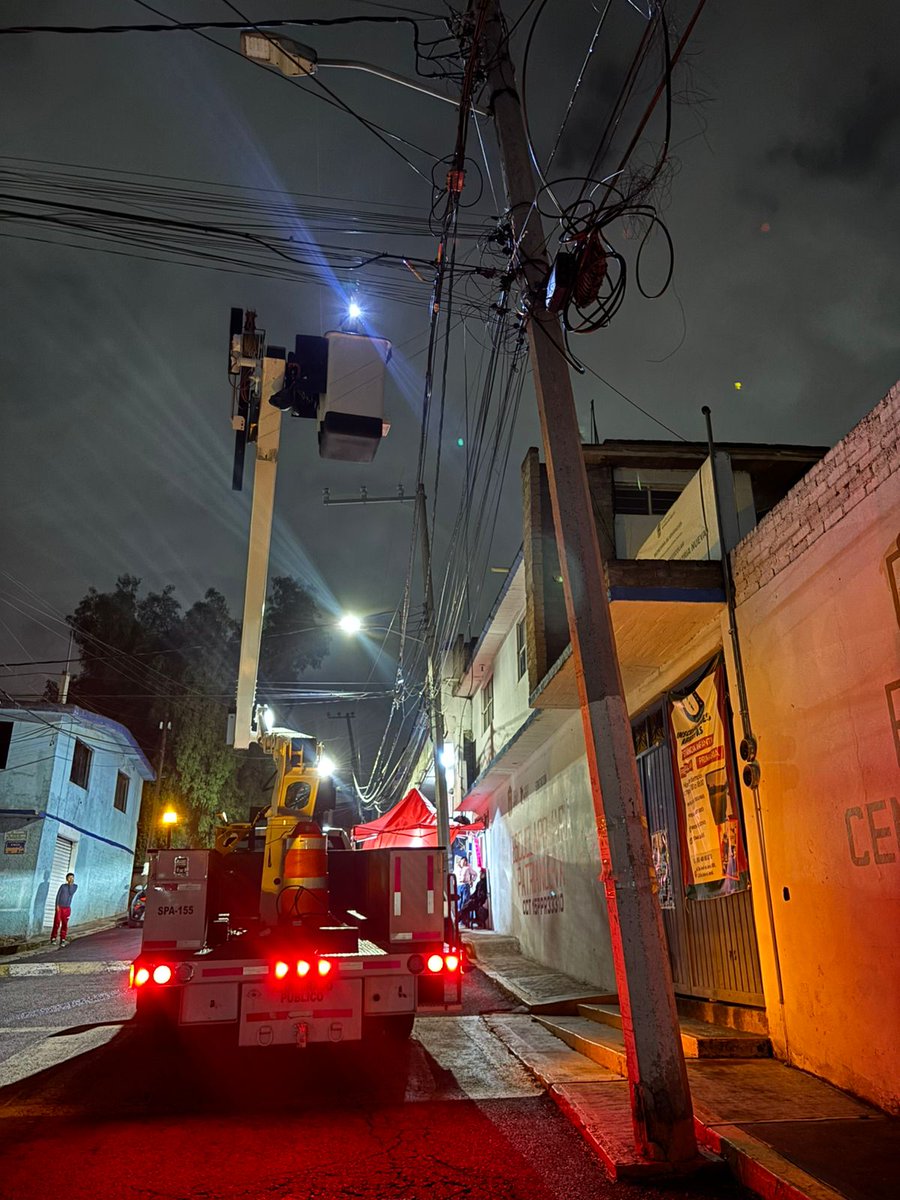 GobAtizapan's tweet photo. Trabajos de Servicios Públicos en la col. San José del Jaral: realizamos la reparación y mantenimiento de luminarias para brindar vialidades mejor iluminadas, fortalecer la prevención y mejorar la calidad de vida de las y los vecinos.
#SigamosCreciendo #AtizapánDeZaragoza https://t.co/1LaA3KN7Hm