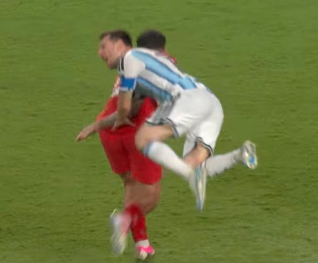 LuvibeLu's tweet photo. Argentina time que conseguiu unir esquerda e direita, estão todos contra eles 
#ARGxSUI https://t.co/8YcBpqgX00
