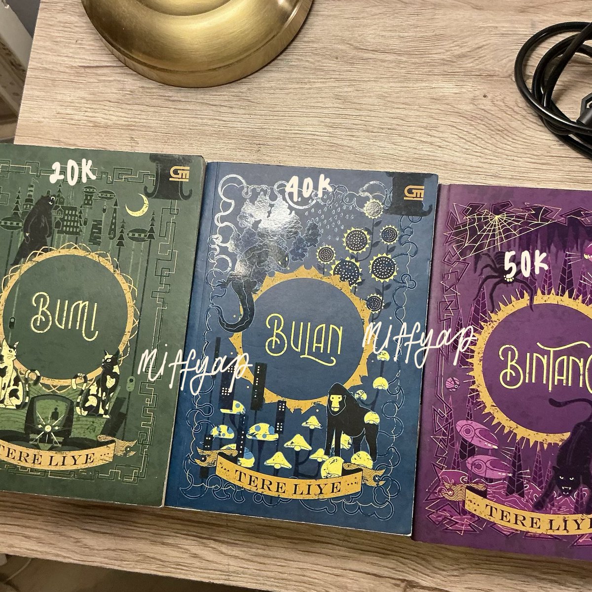 miffyap's tweet photo. hi! 🙋🏻‍♀️ aku mau jual buku-buku akuuu. bisa 🍊 yesyes, dm for details yaaa ^___^
wts bumi, bulan, matahari, bintang, ceros dan batozar tere liye https://t.co/mEWeMrPTOo