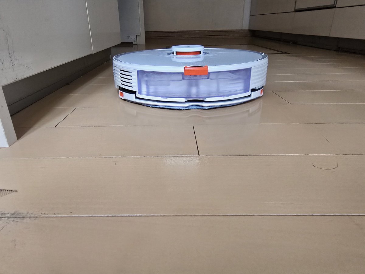 tensai_egg's tweet photo. 最近湿度高くて床がベタベタだったので、ロボロックに拭き掃除してもらいました。
暑い中、ありがとう！
#Roborock https://t.co/fuRlztFVN9