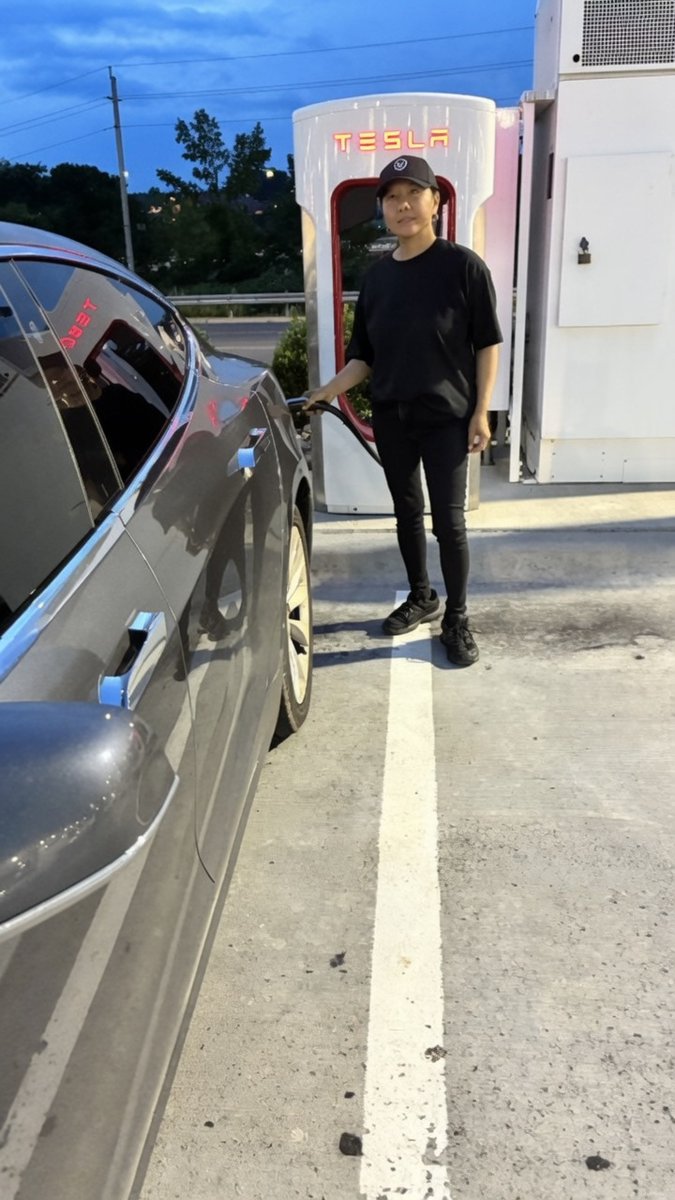 sab9395's tweet photo. Early morning. Charged my car and ready to hit the road back home. Happy Sunday! 🦁😀♥️ @LoadedLions_CDC #FlexYourLoadedMerch @Tesla #CROFam #LoadedLions https://t.co/MnCcqW8PC6