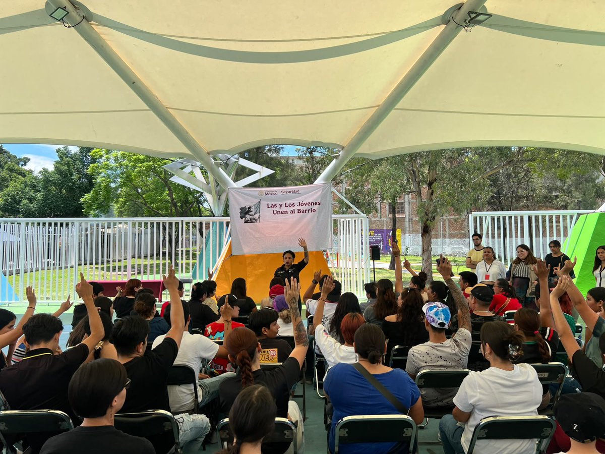 Bety_Olivares's tweet photo. Por la tarde estuvimos con jóvenes de los municipios de Guadalajara y Zapopan #Jalisco que también se incorporan al programa social Las y #LosJóvenesUnenAlBarrio. 

Estoy convencida que junt@s trasformaremos sus comunidades y con trabajo lograremos la reconstrucción del tejido social.

Estuvieron presentes por la Secretaria del Trabajo Perla Sánchez y Fernanda Pérez, Ana Dalal De Gyvès Nazará, Julio Delgadillo y Pedro Ramírez de la Secretaría de Gobernación y Mayra Serrano Secretaria de Bienestar Zapopan.

#HumanismoMexicano
#PrimeroLosPobres 🇲🇽❤️