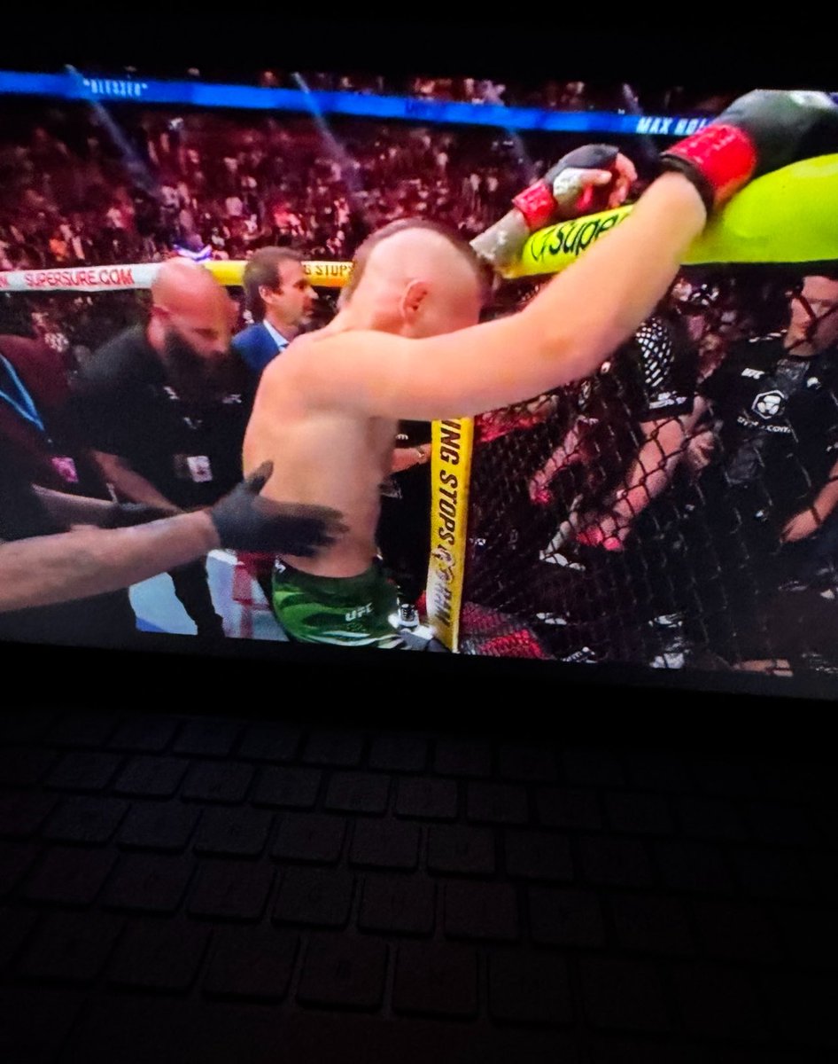 mansiondweller1's tweet photo. Rapist got raped. FUCK YOU CONOR MCGREGOR 🖕 #ufc https://t.co/5VJsUFWtDZ