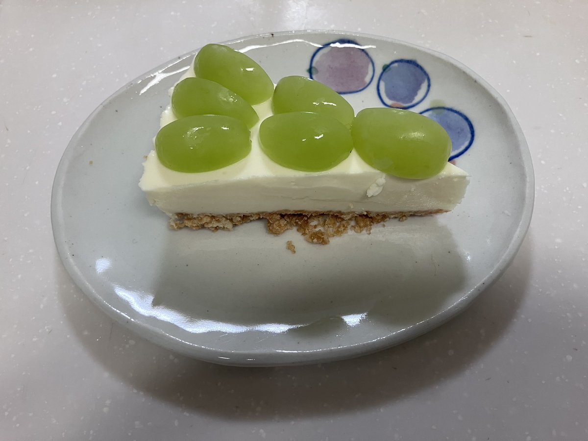 nyamiro_'s tweet photo. できたよ！レアチーズケーキ♡
シャインマスカットのせてみたよ！ https://t.co/s8b1ntQXnV