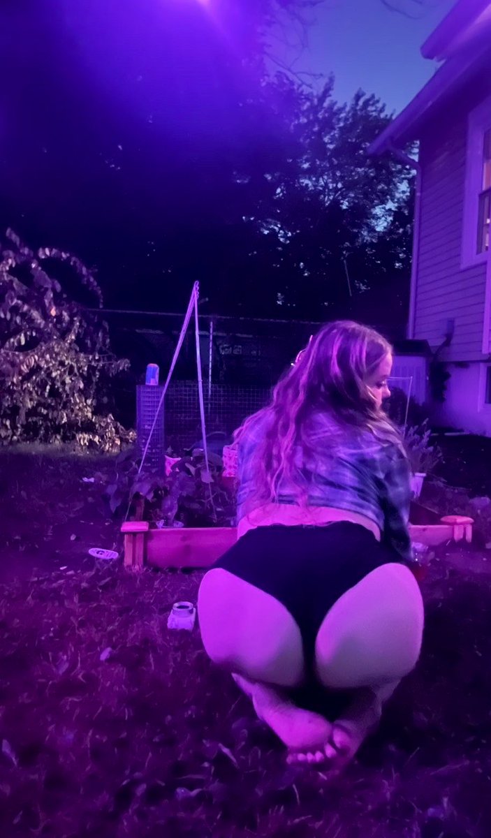 FreyaOnly77's tweet photo. Little Sneak peak of the photo shoot we did by the garden🍑🤭 https://t.co/xY0T4fZUBF for more 👀 https://t.co/GtpIgDtHJi