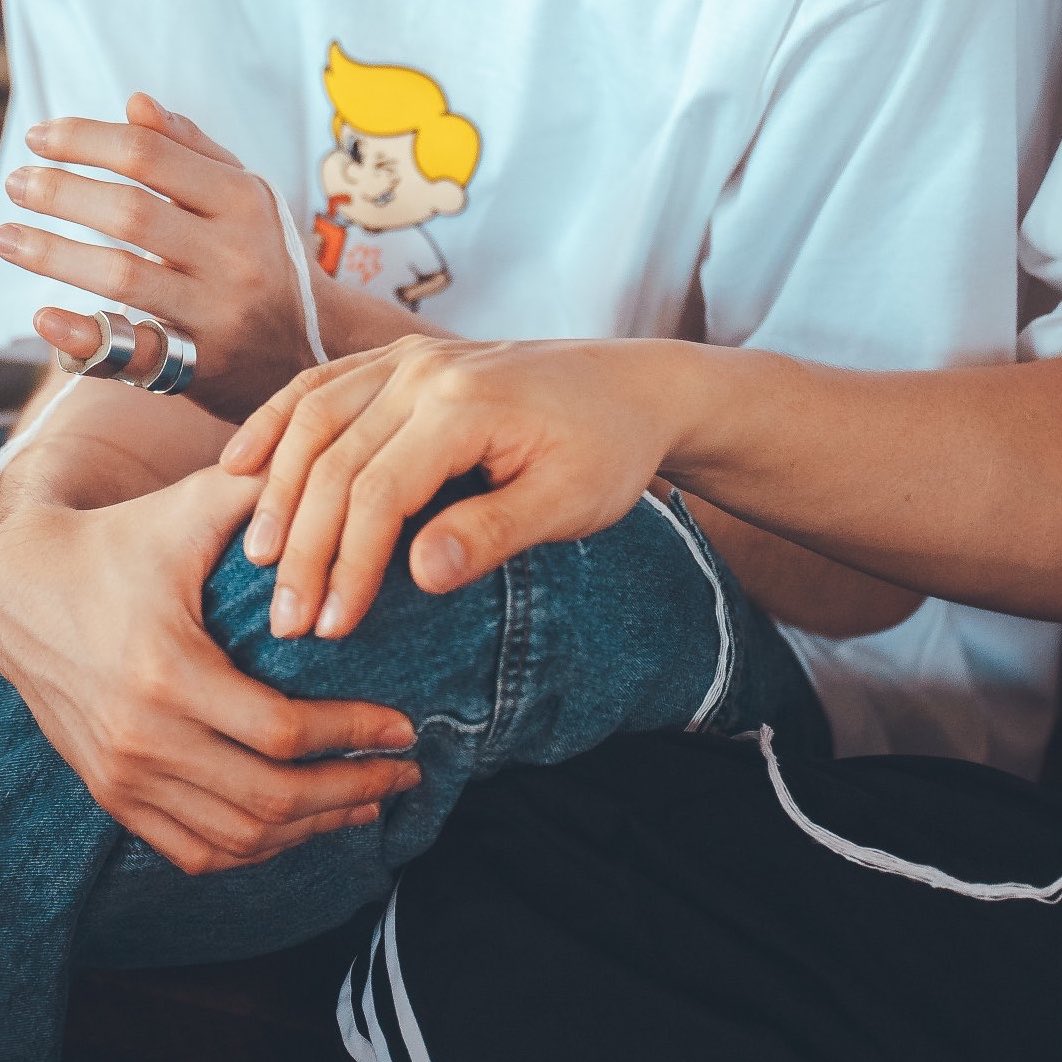 myfirstloveone's tweet photo. ก็พอรู้ว่าตัวติดกันแต่ไม่คิดว่าจะขนาดนี้ ขาเกยกัน มือคนพี่วางขาอีก ห่างกันไม่ได้เลย พื้นที่ข้างๆว่างให้เช่ามั้ย https://t.co/gb8jTxCgpw