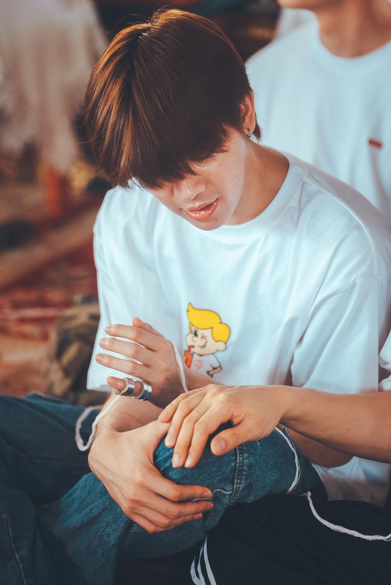 myfirstloveone's tweet photo. ก็พอรู้ว่าตัวติดกันแต่ไม่คิดว่าจะขนาดนี้ ขาเกยกัน มือคนพี่วางขาอีก ห่างกันไม่ได้เลย พื้นที่ข้างๆว่างให้เช่ามั้ย https://t.co/gb8jTxCgpw
