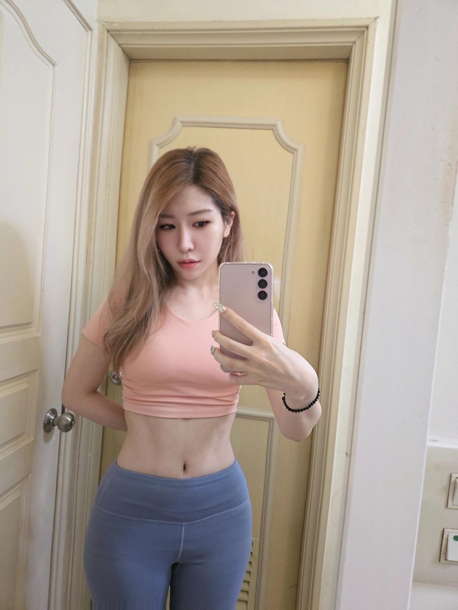 Ninacavazj's tweet photo. After one month of Pilates, I've lost a significant amount of abdominal fat, and my usual aches and pains have also noticeably subsided😆😆😆 https://t.co/3otUt3FkBD