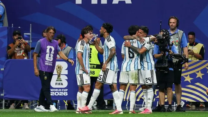 realmadridindo1's tweet photo. Gimana rasanya gigit jari nonton Argentina menang lagi? Sakit ya? Makanya, kalau dukung tim lawan itu pakai logika, jangan pakai modal dendam doang! Doa busuk kalian gak mempan sama sekali di lapangan. Makin kalian sumpahin kalah, makin diinjek-injek itu pertahanan lawan sama pemain Argentina.

Kasihan banget hidup kalian, habis waktu cuma buat jadi saksi kehebatan tim yang kalian benci. Mending sembunyi lagi di goa sana, cuci muka, terus nangis yang kenceng!

VIVA ARGENTINA!