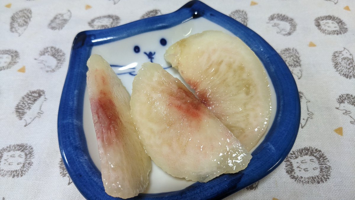 api421's tweet photo. #本日のおやつ♡
去年テレビか何かで見て、どうしても食べてみたくて桃仙人、前田農園さんの「白鳳」と「あかつき」お取り寄せ届きました🙌

食べ比べ
どっちも鬼ジューシー
白鳳×白桃=あかつき
種の周り赤っぽいのがあかつきで、私はあかつきの方が好みの味🍑😋

どんぶらこっこ〜どんぶらこ〜 https://t.co/RxOTzpIU74