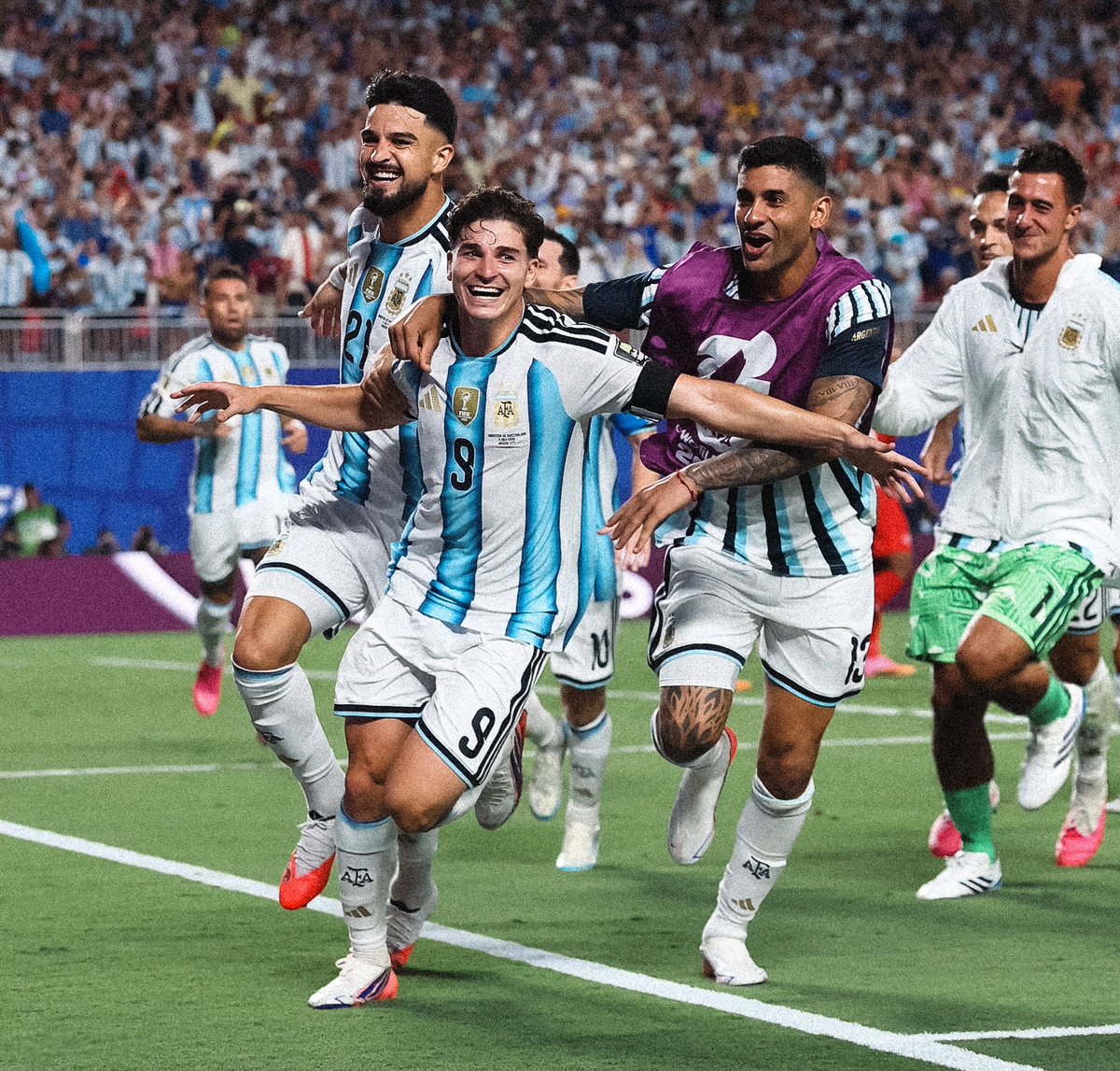 sfpepior's tweet photo. Na maior Copa da história, o melhor roteiro

Estão nas semifinais as 4 melhores seleções do mundo. As top 4 do Ranking da FIFA 

Dá uma inveja? Dá? Mas não estamos nesse nível aí.

Semifinais absurdas teremos pela frente. 

Vence o futebol. Que Copa do Mundo, amigos! https://t.co/AtakvV2uf5