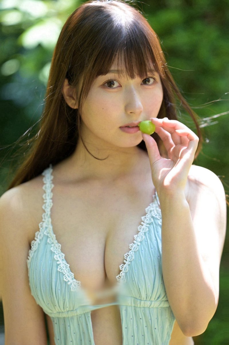 VisualTreat04's tweet photo. ぶどう食べてるだけなのにこの破壊力😭 #逢沢みゆ https://t.co/ChYo5pCHFQ