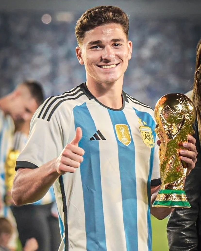 frabigol's tweet photo. Cuando las papas queman, con un golazo antologico, con una asistencia o recuperando pelotas hasta el último minuto. Los huevos más grandes de la República Argentina. 150 millones quería el Atlético Madrid? Vale 200 millones y se quedan cortos.

SIMPLEMENTE JULIAN ALVAREZ. https://t.co/hhHDKFTOi4