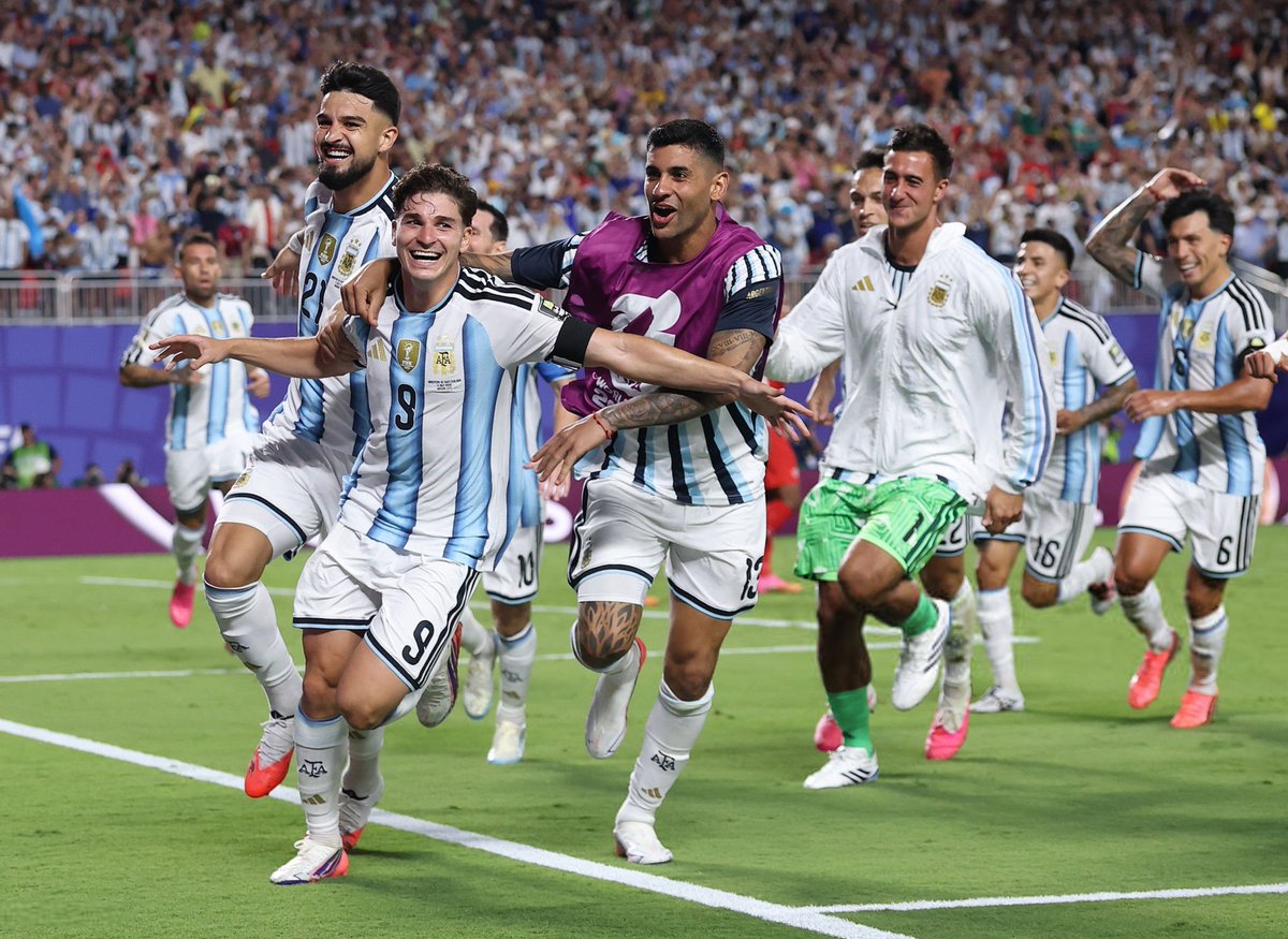 Joaconel's tweet photo. LA SELECCIÓN ARGENTINA DE FÚTBOL NUEVAMENTE ENTRE LOS CUATRO MEJORES PAISES DEL MUNDO.

CON HUEVOS, CON GARRA Y CON CORAZÓN, VENI INGLATERRA.

VAMOS NOSOTROS!!!!! https://t.co/Y4zkpIN4WQ