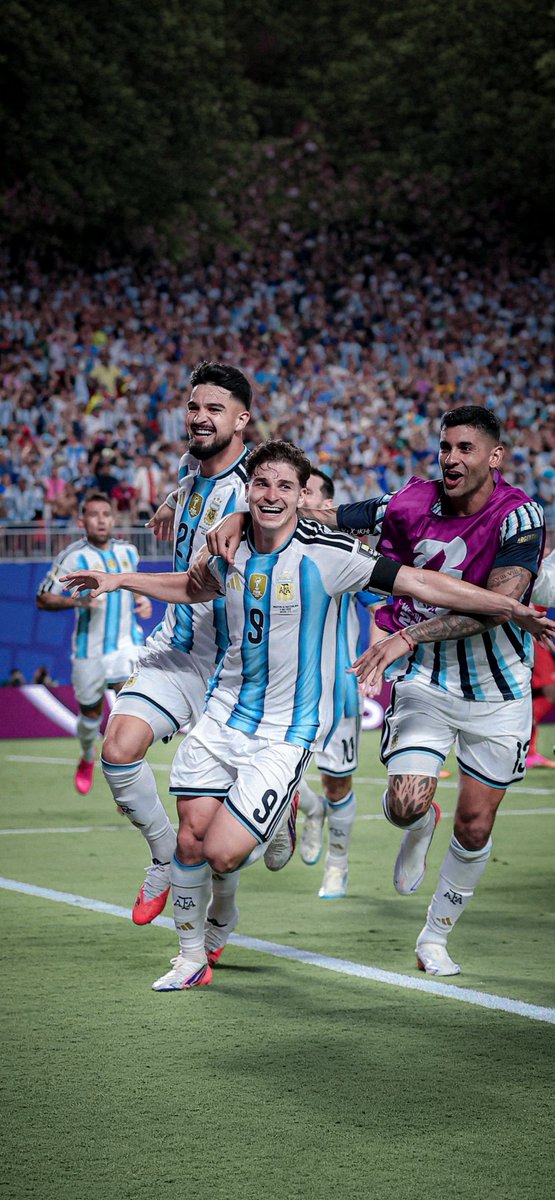 X_1KH1_'s tweet photo. 📲 𝟒𝐊 | 𝐀𝐋𝐕𝐀𝐑𝐄𝐙 🕷️🕸️🤍💙✨

#Wallpapers | #Argentina | #FIFAWorldCup https://t.co/PmuFwk0WZj