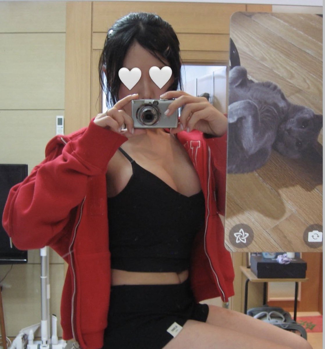 senahs1m's tweet photo. 夏はエアコンが効いた部屋に一枚羽織るのが気持ちがいい🫰

とりあえず痩せんとヤバい気がする、、、
今から博多を歩き回るかっ https://t.co/H8zPpjOEun