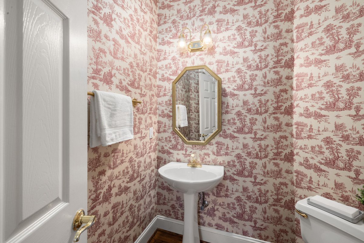 maisons's tweet photo. In Maison contemporaine, a compact powder room finds its character in toile-patterned walls, a faceted gilt mirror and brass fittings. White porcelain and warm timber keep the composition poised.
Photo: Curtis Adams / Pexels https://t.co/CNaIiV1oPH