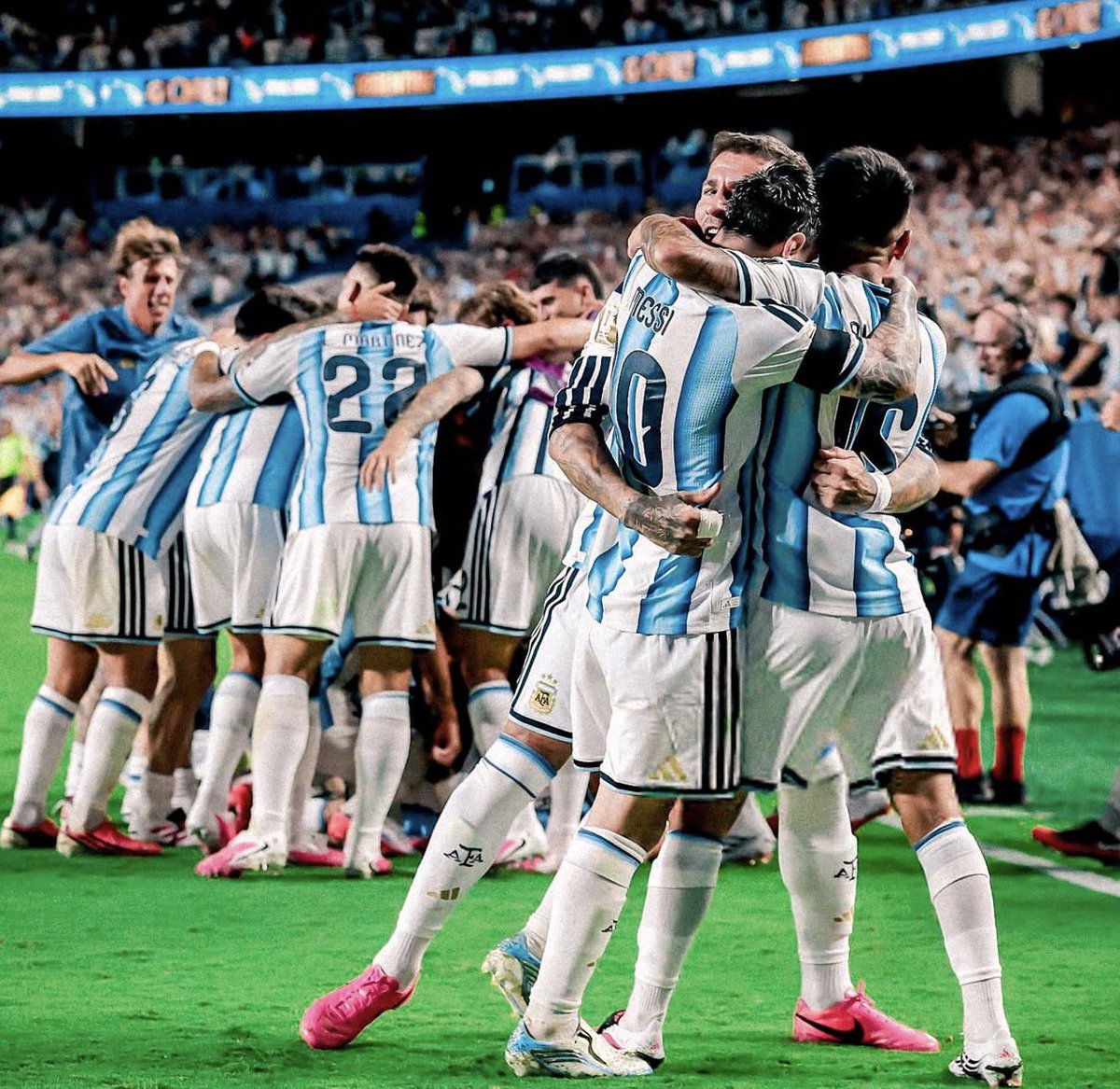 AlbicelesteTalk's tweet photo. ARGENTINA ARE IN THE WORLD CUP SEMI FINALS!!!!! 🏆🇦🇷 https://t.co/BOVvVc3tyi
