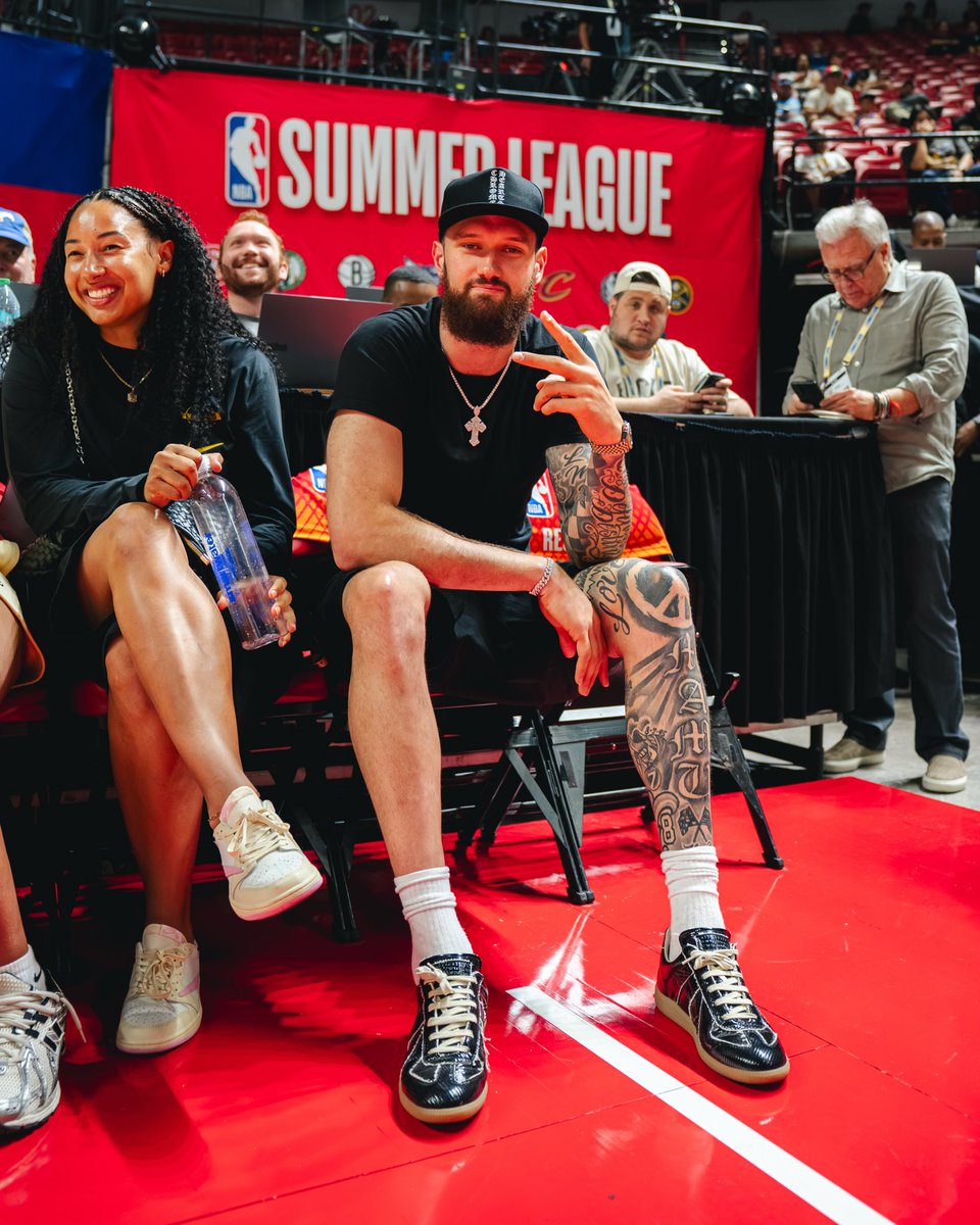 NBASummerLeague's tweet photo. 💛💜💛 https://t.co/40ZUQkFc4o