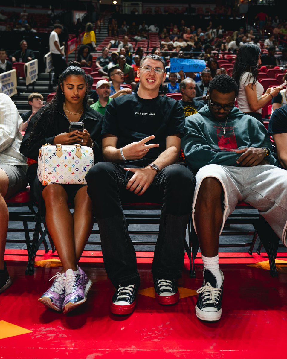 NBASummerLeague's tweet photo. 💛💜💛 https://t.co/40ZUQkFc4o