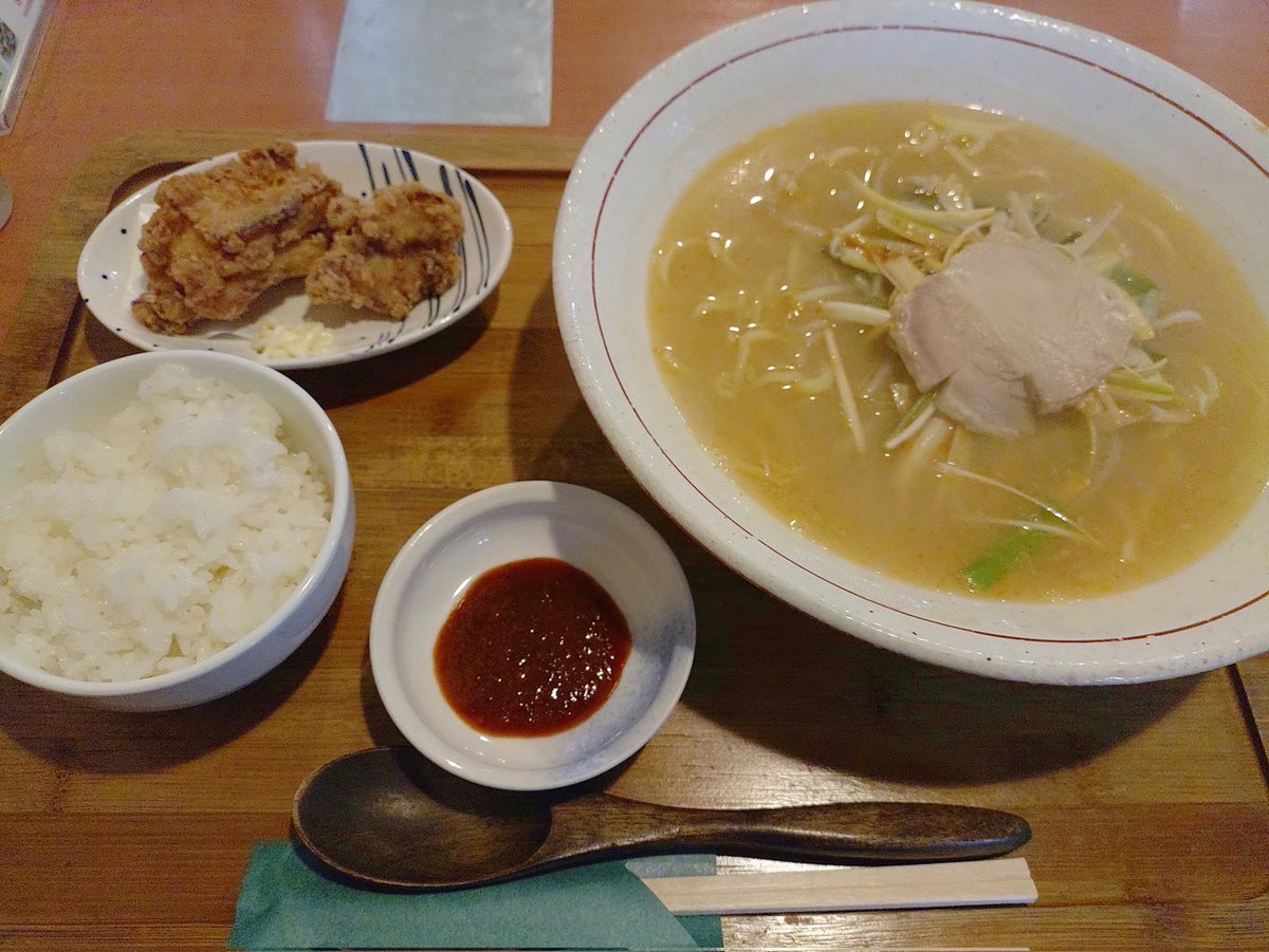 maaboo1129's tweet photo. 久しぶりにタカズダイナーさんへ行ってきました🍚
お腹いっぱい😆
#タカズダイナー
#ステーキ180g
#ネギ味噌ラーメン（唐揚げ付き）
#石焼つけ麺（唐揚げ付き） https://t.co/lykIMRK5CZ