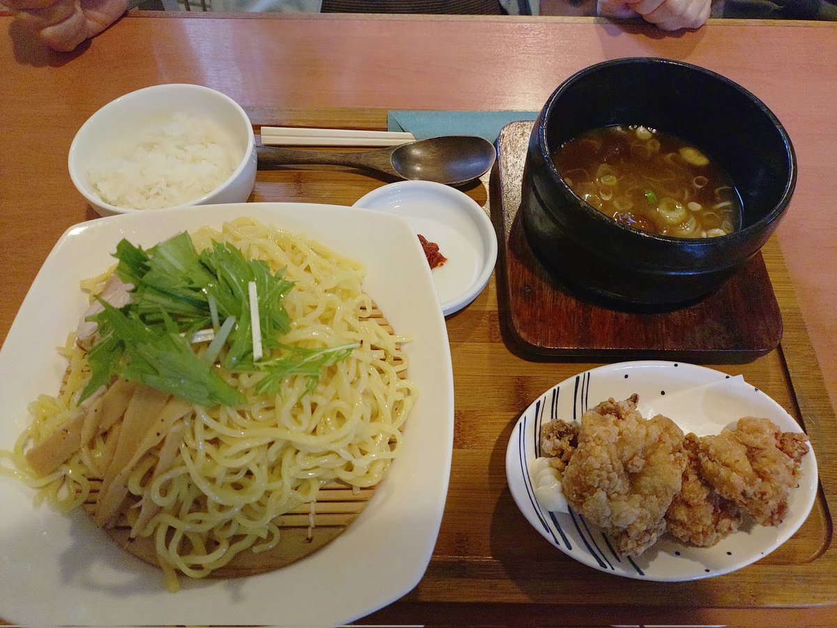 maaboo1129's tweet photo. 久しぶりにタカズダイナーさんへ行ってきました🍚
お腹いっぱい😆
#タカズダイナー
#ステーキ180g
#ネギ味噌ラーメン（唐揚げ付き）
#石焼つけ麺（唐揚げ付き） https://t.co/lykIMRK5CZ