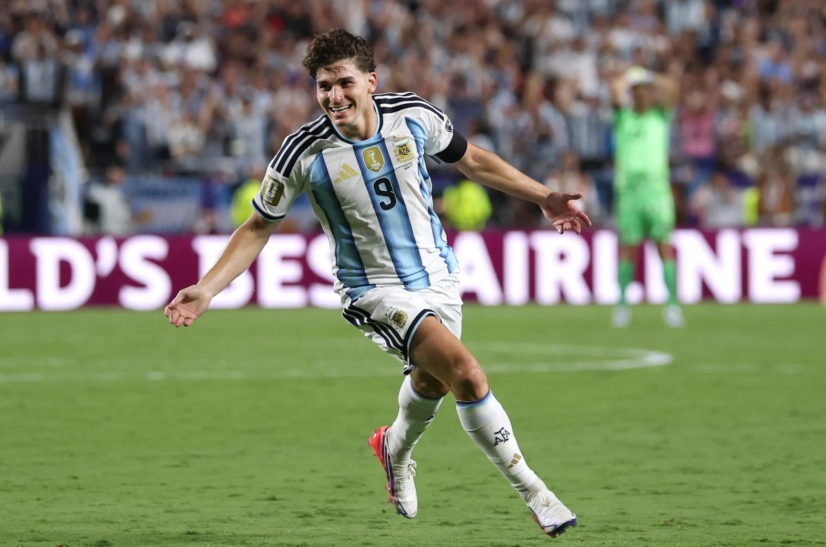 🚨🌟 Julian Alvarez vs. Switzerland: · 1 goal · 3 shots · 54 touches · 2 key passes · 3 defensive contributions · 6 recoveries · 2/6 ground duels won