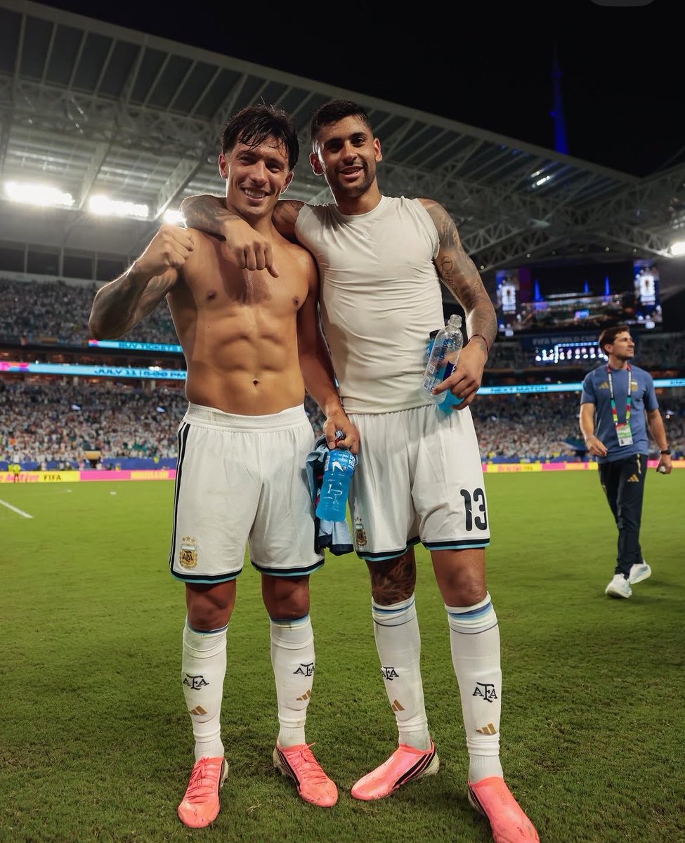 smgwalls's tweet photo. todos nos quedamos con julián por obvias razones pero el partido de estos dos por favor argentina le debe la vida a sus centrales, dejaron absolutamente todo y más https://t.co/as3hnG777Z