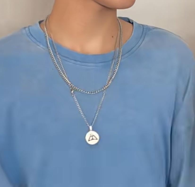 DariamOrellana's tweet photo. Kenneth usando su collar 😭🤍
Saber que el presente que planeamos con mis amigas llegó a la mano de los chicos solo me llena de lágrimas de alegría, cada uno con una frase grabada. Los amo chicos espero les haya gustado sus dijes que hicimos con tanto amor para cada uno 😭🤍✨ https://t.co/dCw9VlvJBP