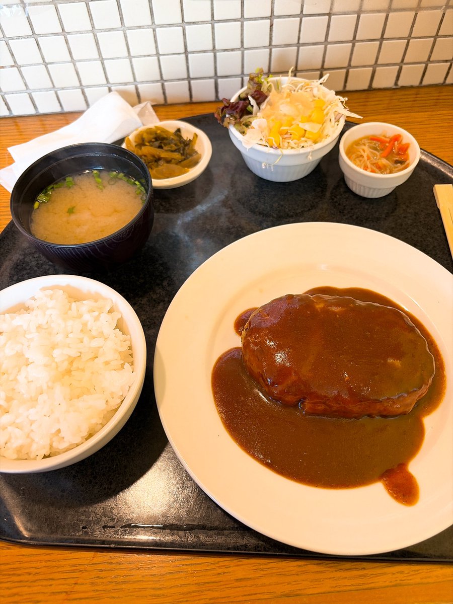 mochinya's tweet photo. いつぞやのラパンさんのハンバーグ。めちゃうーまでしたよ。高菜が付いてきてて神✨ https://t.co/ZQ9pcgiSQS