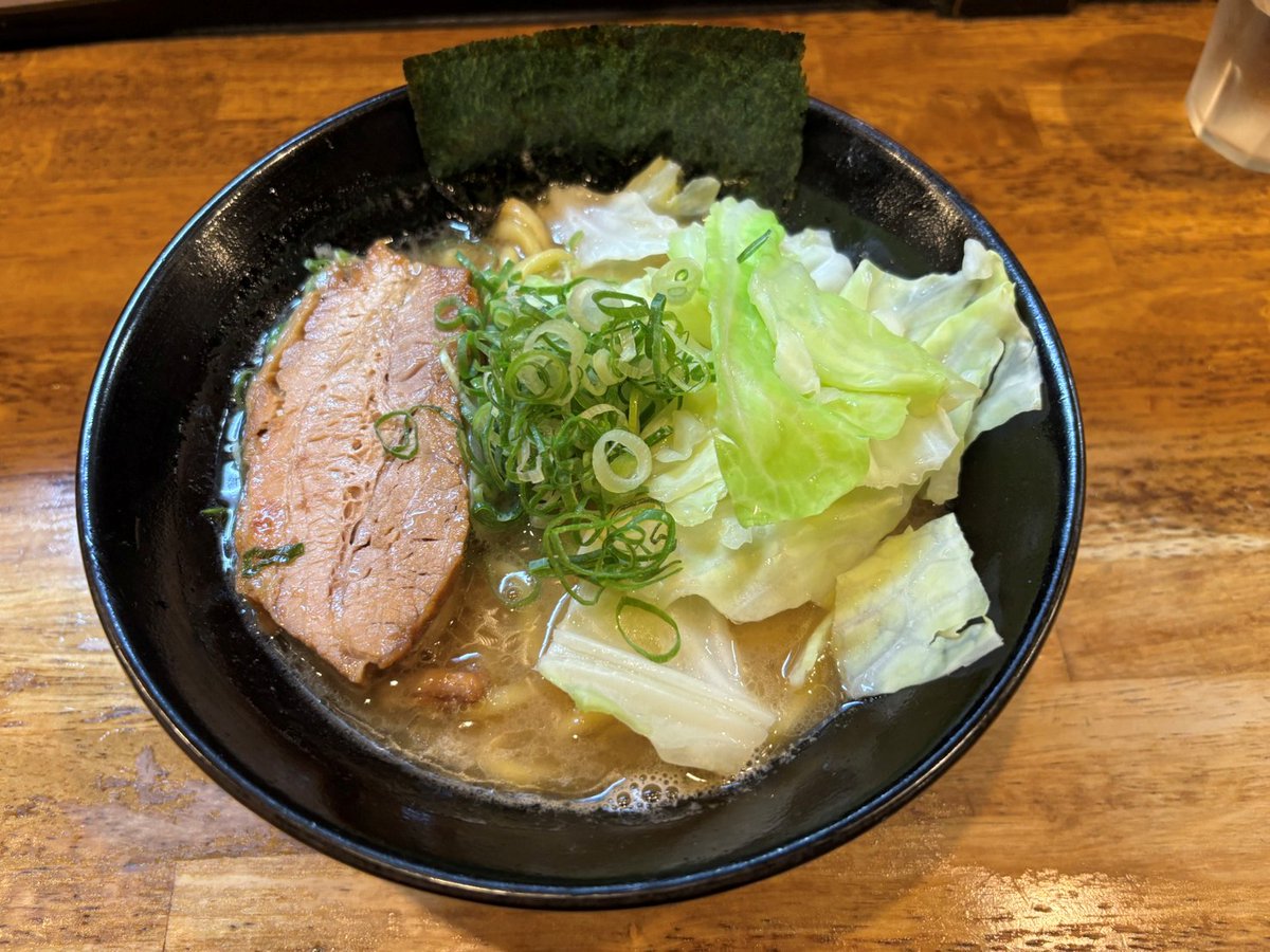 maru_simomu's tweet photo. 久々に「ラーメン 麺屋えびす」様へ🍜✨
安定の美味しさ！私は豚骨醤油推しです😋

✨明日 7月13日（月）✨
🌅あさ10時開店🌅
🔥初開催 HEROS🔥

🚨おすすめ機種🚨
✅ e東京喰種W
✅ L東京喰種

明日も皆さまのご来店を
心よりお待ちしております🙇‍♂️

🎯入場抽選は9:40スタート！

#佐久 #マルハン #パチンコ #スロット