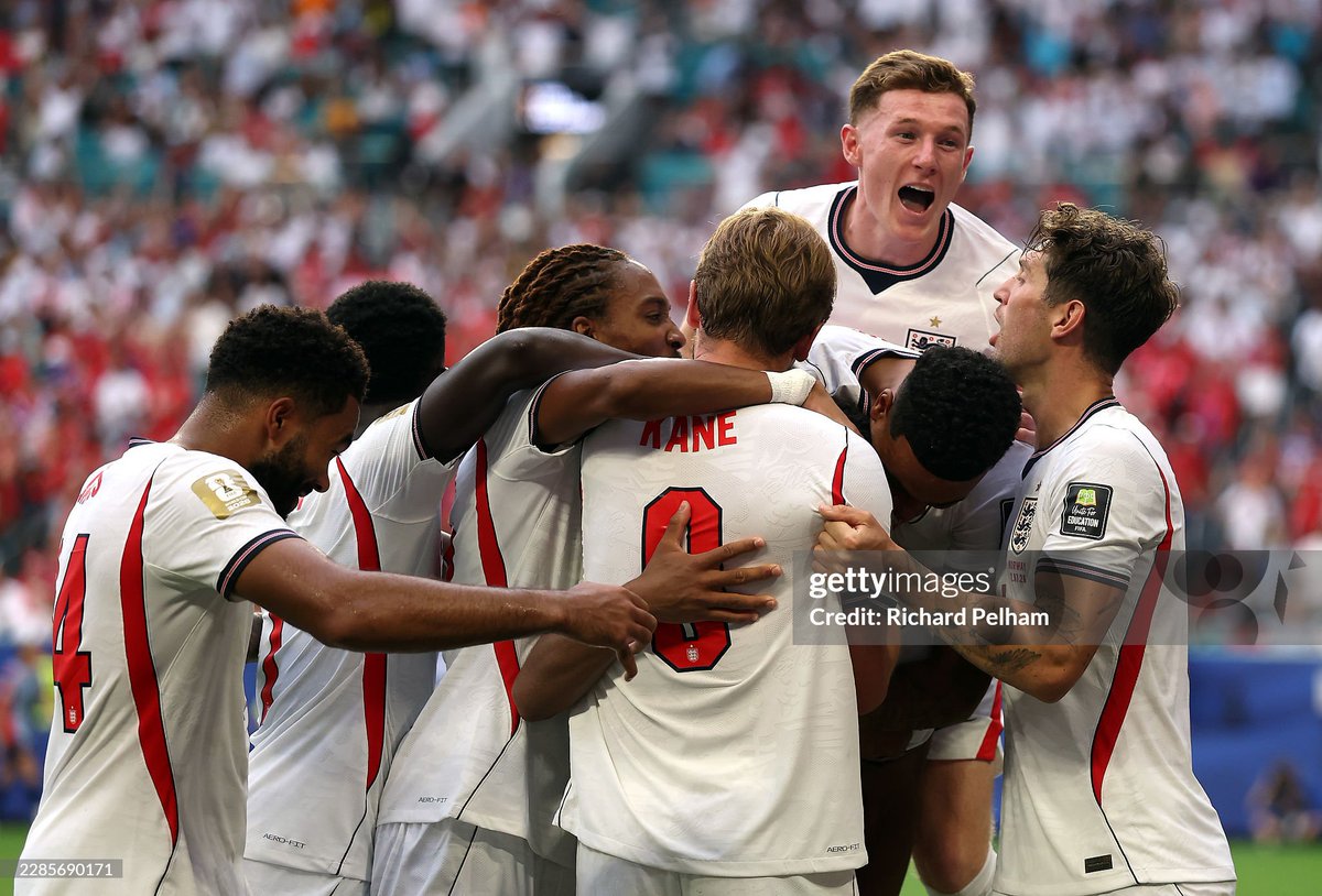 saludosparatii's tweet photo. Argentina lawan Inggris di semi final bukan jadi laga biasa. Ini adalah laga panas dari aspek historis.

Keduanya memiliki dendam sejarah satu dengan yang lainnya.

Inggris masih memiliki dendam ke Argentina soal gol tangan tuhan Maradona di Piala Dunia 1986.

Sebaliknya, Argentina dendam soal kekalahan perang Falkland 1982 atas Inggris.

Terakhir mereka bertemu di Piala Dunia yaitu tahun 2002. Saat itu Inggris mengalahkan Argentina 1-0.
