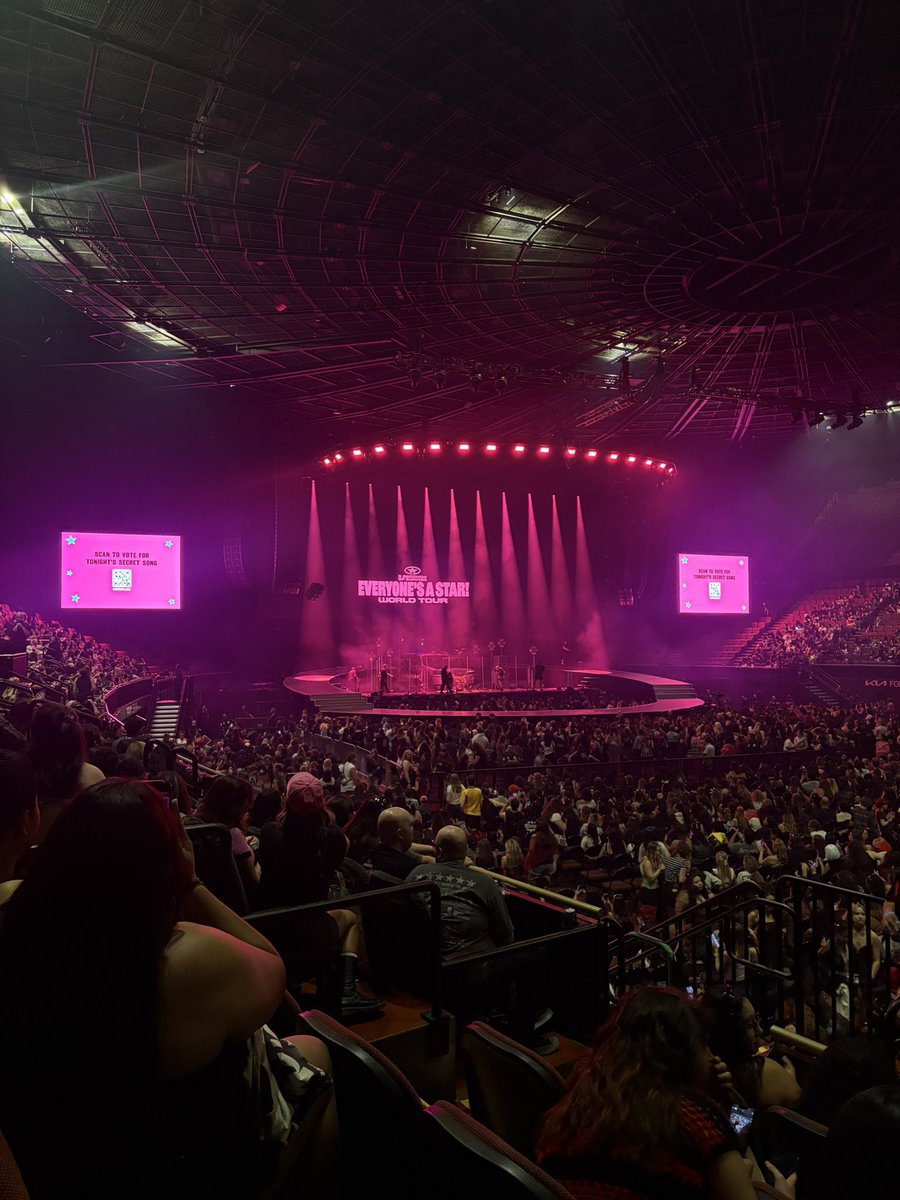 ohleehanz's tweet photo. WE AT 5SOSSSS https://t.co/aGCQZdH2qR