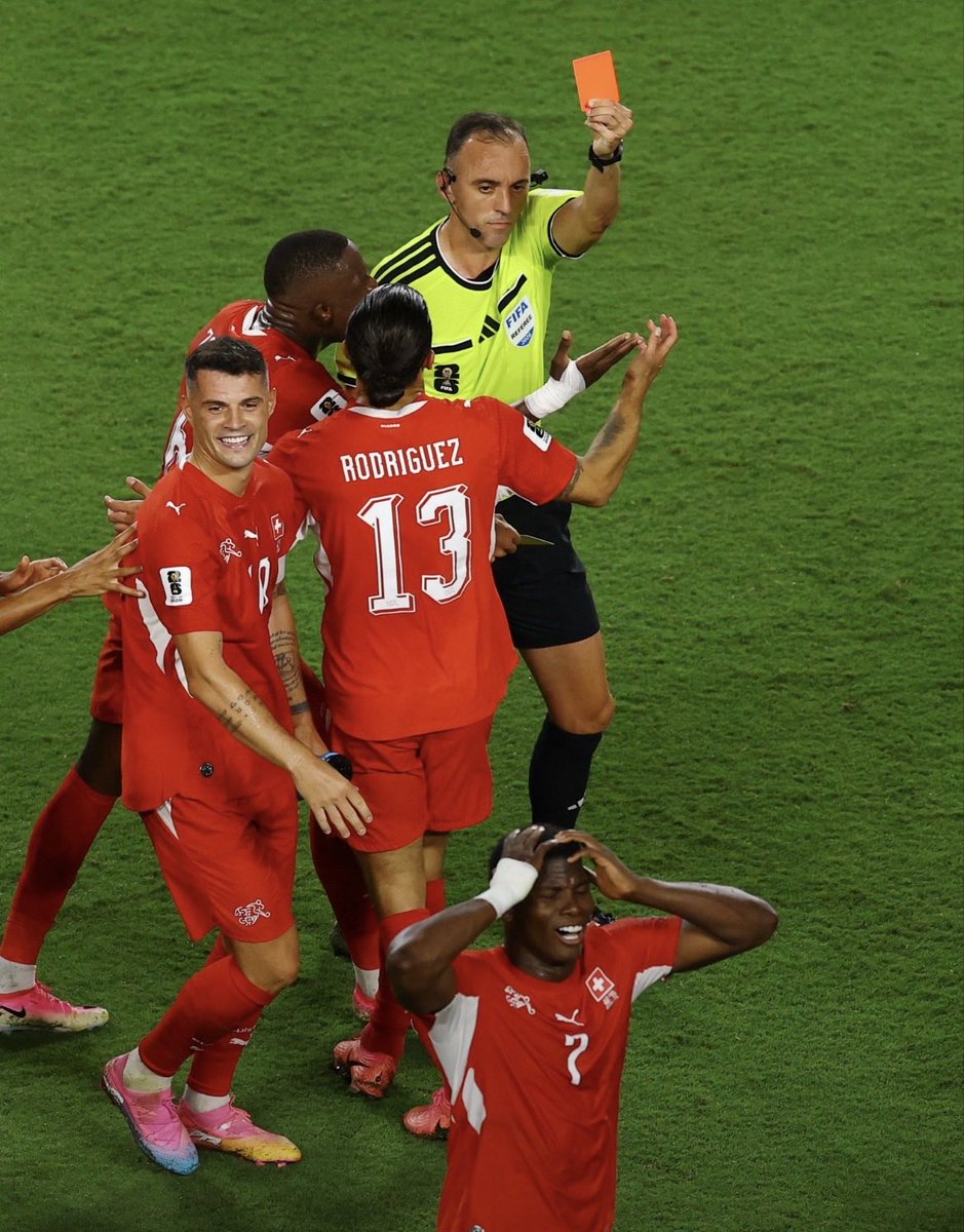 AndreiKampff's tweet photo. Tem algo importante na expulsão de Embolo. 

A expulsão do suíço levanta um debate sobre os limites da atuação do VAR. 

A discussão não é, necessariamente, se houve ou não simulação. 

O ponto central é outro: o VAR poderia ter interferido nesse lance?

Antes desta Copa, um segundo cartão amarelo não era passível de revisão. A IFAB, porém, alterou a regra para permitir a intervenção quando houver “identidade equivocada”, isto é, quando o árbitro advertir o jogador errado.

O problema é esse: não me parece ser o caso de Embolo. 

O árbitro não confundiu atletas. Ele apenas interpretou o lance de forma equivocada, acreditando inicialmente que havia uma falta. 

Após a revisão, mudou sua avaliação e aplicou o amarelo por simulação ao atacante, que acabou expulso.

A preocupação é que essa interpretação amplie, na prática, os poderes do VAR, permitindo revisões em lances de cartões amarelos que, até então, estavam fora de sua competência. 

E é justamente esse precedente que hoje divide especialistas e gera tanta controvérsia.