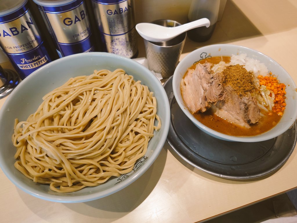 type38_type38's tweet photo. 7/11訪問
麺でる 立川店
海老味噌つけ麺 麺増し×2(750g) 麺固め ニンニク以外全マシ
海老香る濃厚な味噌つけ汁が美味い！麺はモチっとしつつ歯切れが良い。ブタは分厚く柔らかい。味もよく染みている。今回も大変美味しかったです。 https://t.co/KUVIFyMDyk