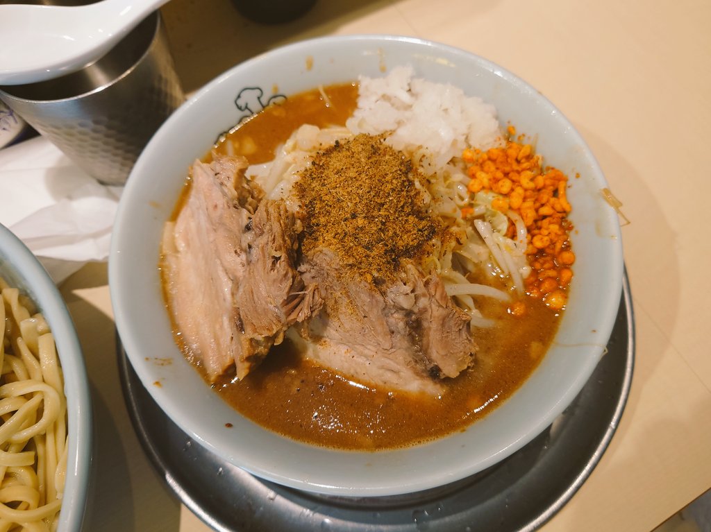 type38_type38's tweet photo. 7/11訪問
麺でる 立川店
海老味噌つけ麺 麺増し×2(750g) 麺固め ニンニク以外全マシ
海老香る濃厚な味噌つけ汁が美味い！麺はモチっとしつつ歯切れが良い。ブタは分厚く柔らかい。味もよく染みている。今回も大変美味しかったです。 https://t.co/KUVIFyMDyk