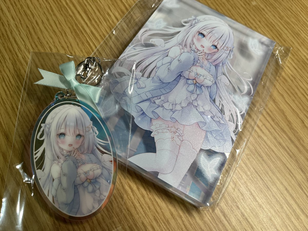Kerun2068's tweet photo. ねむちゃんの誕生日グッズうちにも来た！アクリルブロック立体感あってすごいしオーロラアクキー色合い綺麗でかわいい…！ #今日もねむい https://t.co/salXFCEez2