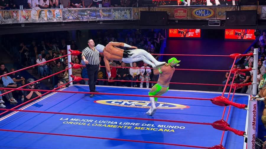 LaTijeraLucha's tweet photo. Lucha súper estelar para el bando rudo en medio de un “entradón” y un ambiente de clase mundial en la #ArenaColiseo, donde la dupla técnica de #Neón y #Esfinge no pudieron ante los castigos y la fabulosas llaves de #SoberanoJr y #Hechicero🔥
#latijeraluchalibre https://t.co/DqLdj2e1nm