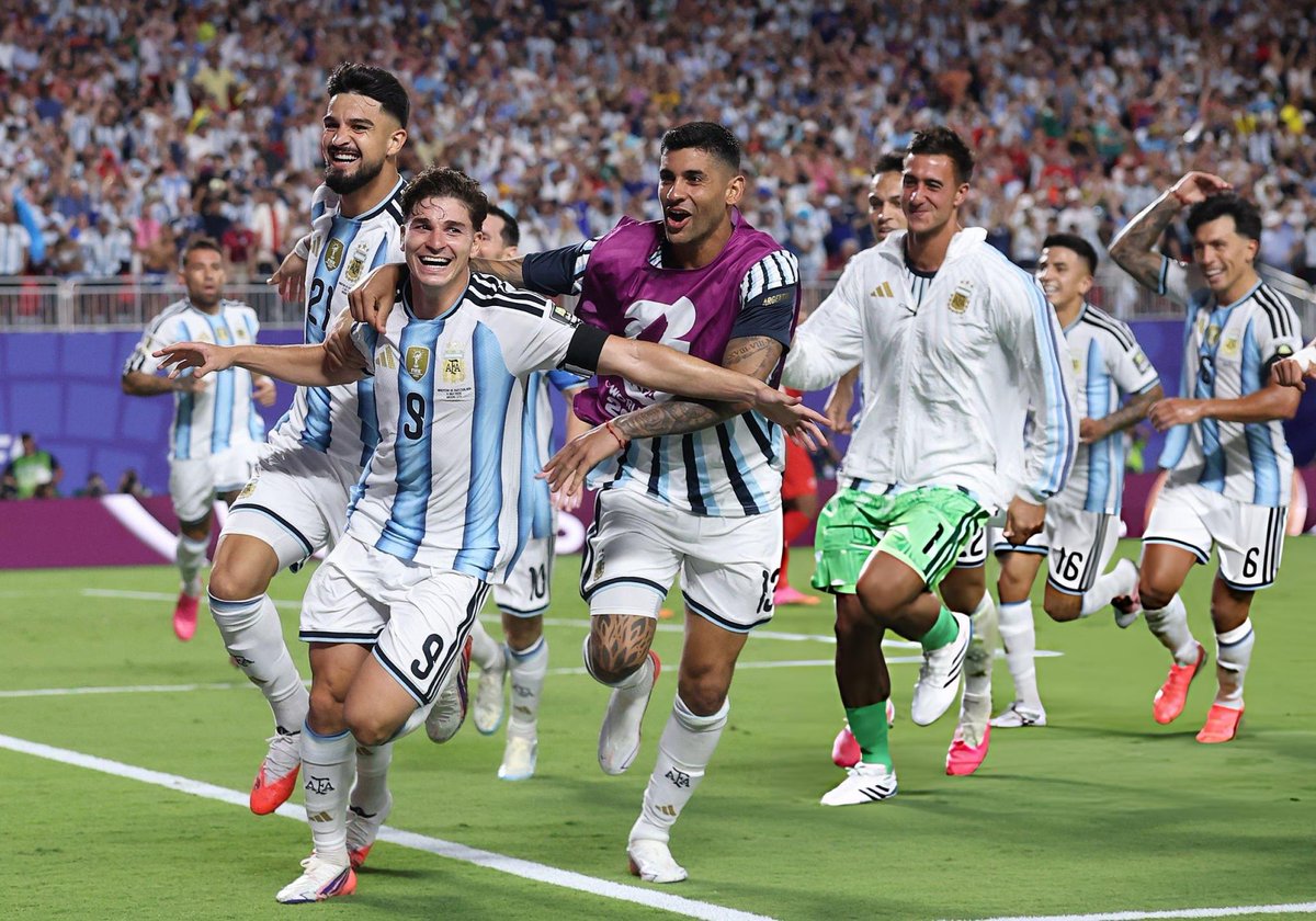 xmilianx_'s tweet photo. Que grupo de jugadores del re carajo tenemos https://t.co/dhZcQkQUHn