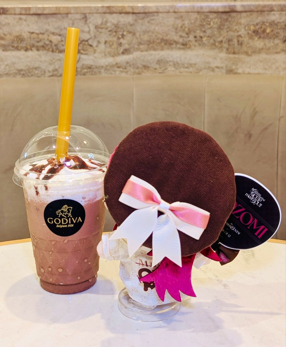 afunui_cafe's tweet photo. 続いて望見さん🧸♥️
ナイチューでの舌打ち、とても楽しみにしています〜😌♡
ロングヘアのため、シャツのサインが隠れちゃうところも愛おしいですね🥰
#いつぬいが見られるタグ
#ぬい活 https://t.co/awS7uEi65U
