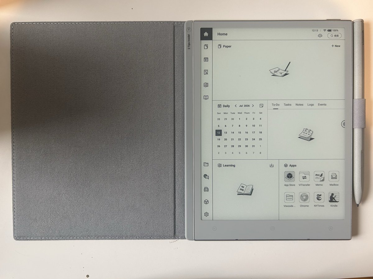 skondo's tweet photo. 20%割引クーポンが出ていたので、思わずE-ink 端末を入手した。

RAMが4GBとかSDメモリカードスロットがない、とか、端末の回転認識が無いとか、e-inkディスプレイが世代の古いCarta  1000であるとか、Android 13でちょっと古いとか、色々と気になる点はあるのだけれど、

・7インチサイズが多い中で、8.2インチサイズの手頃な大きさ（10インチクラスはやや大きすぎる）
・SoCはMedia Tek Hello G99で数年前のミドルレンジ性能だが同クラスのE-ink端末では、まあまあ良い性能。Kindleやテキスト処理中心なら十分
・EMRペンなので充電要らず。他のEMR対応のペンが選べること
・フロントライト対応
・Google Play Store対応
・メーカーによるソフトウェア更新が頻繁
・ペン、カバー込みで手頃な価格
・メモリカードスロットなどがない分本体は5.1mmと薄い
・技適あり

で利点の方が上回ったので購入。